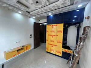 Room in 3 BHK Apartment at Transcon Triumph Tower, Andheri West – for Rent