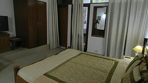 Room in 3 BHK Builder Floor at Defence Colony – for Rent