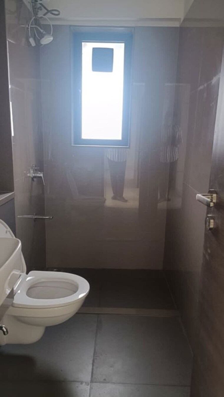 Bathroom, laxmi-niwas-khar-west 2.5 Bedroom 920 Sq.Ft. Apartment In Khar West Mumbai 10723761