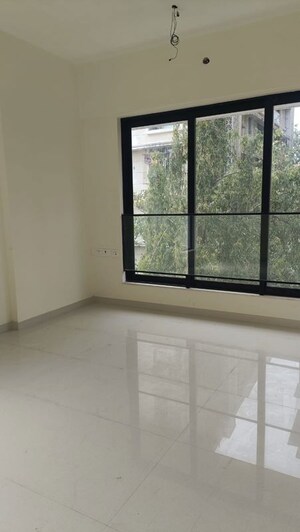 Room in 2.5 BHK Apartment at Laxmi Niwas Khar West, Khar West – for Sale