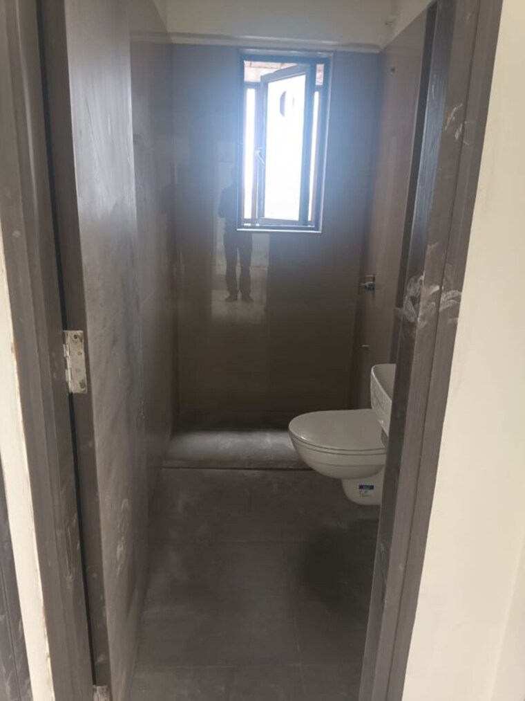 Bathroom, laxmi-niwas-khar-west 2.5 Bedroom 920 Sq.Ft. Apartment In Khar West Mumbai 10723761