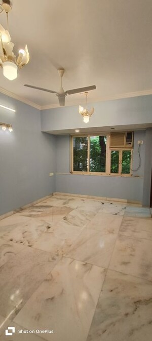 Room in 2.5 BHK Apartment at Laxmi Niwas Khar West, Khar West – for Sale