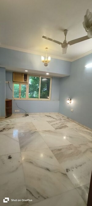 Room in 2.5 BHK Apartment at Laxmi Niwas Khar West, Khar West – for Sale