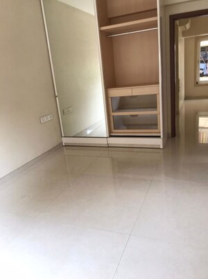 Room in 2.5 BHK Apartment at Laxmi Niwas Khar West, Khar West – for Sale