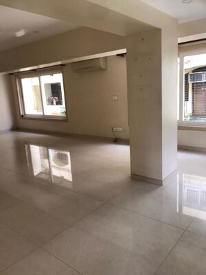 Room in 2.5 BHK Apartment at Laxmi Niwas Khar West, Khar West – for Sale