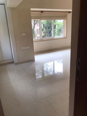 Room in 2.5 BHK Apartment at Laxmi Niwas Khar West, Khar West – for Sale
