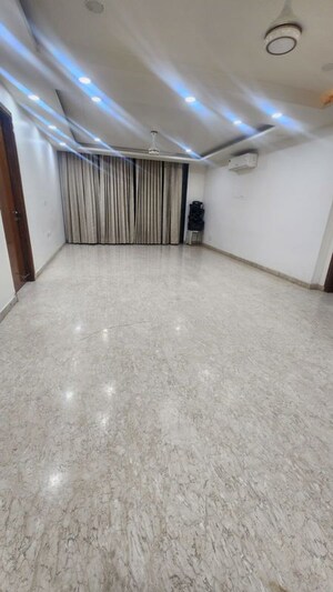 Room in 4 BHK Builder Floor at Uppal Southend, Sector 49 – for Rent