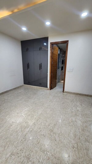 Room in 4 BHK Builder Floor at Uppal Southend, Sector 49 – for Rent