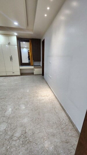 Room in 4 BHK Builder Floor at Uppal Southend, Sector 49 – for Rent