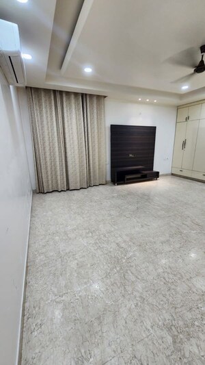 Room in 4 BHK Builder Floor at Uppal Southend, Sector 49 – for Rent