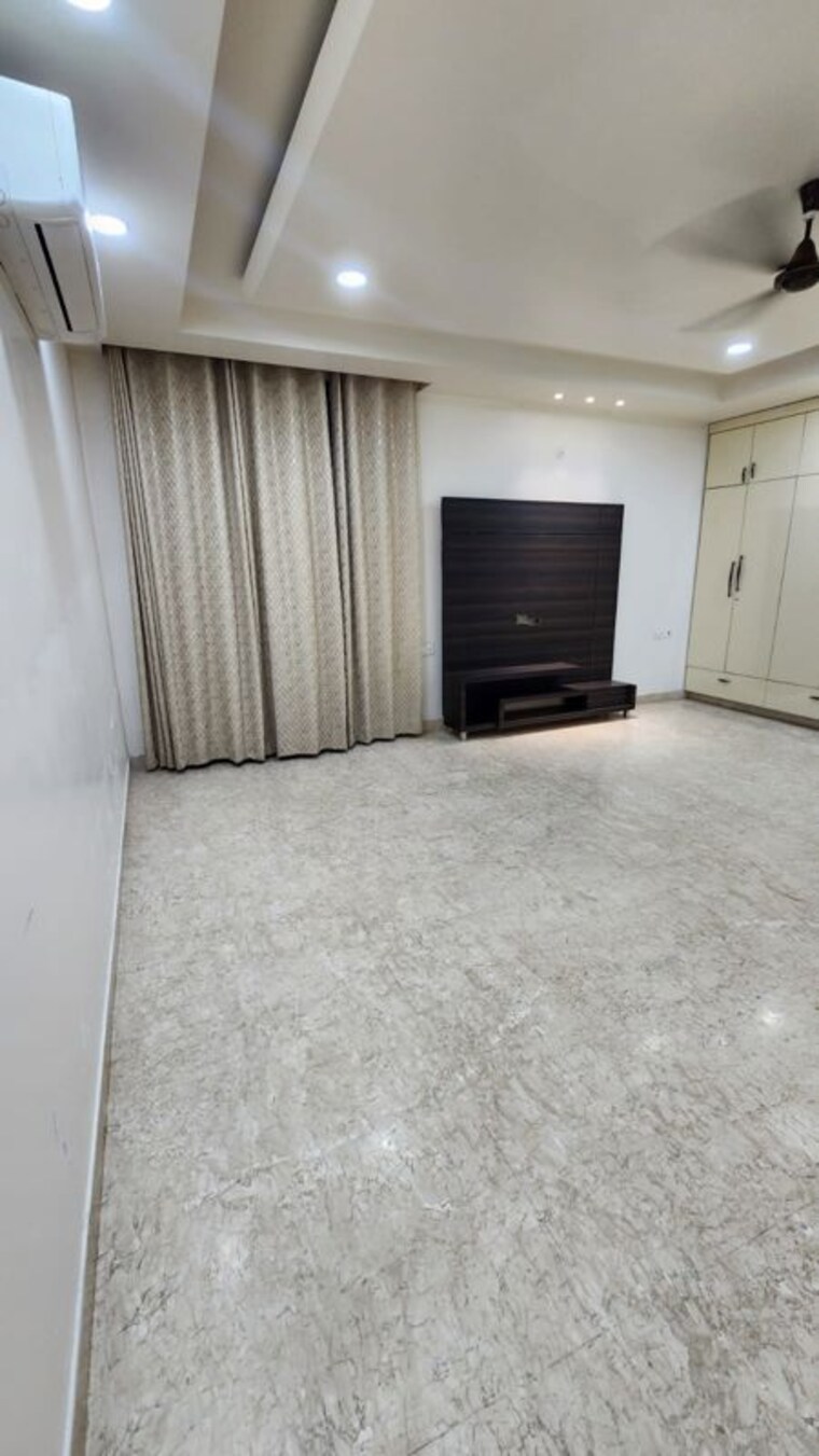 Room, uppal-southend 4 Bedroom 500 Sq.Ft. Builder Floor In Sector 49 Gurgaon 10723840