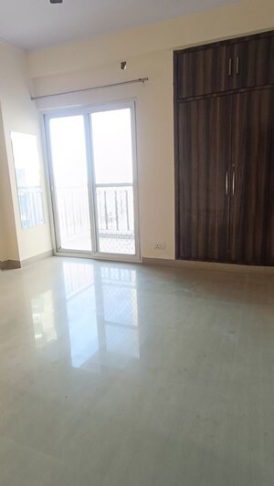 Room in 3.5 BHK Apartment at Saviour Park, Mohan Nagar – for Rent