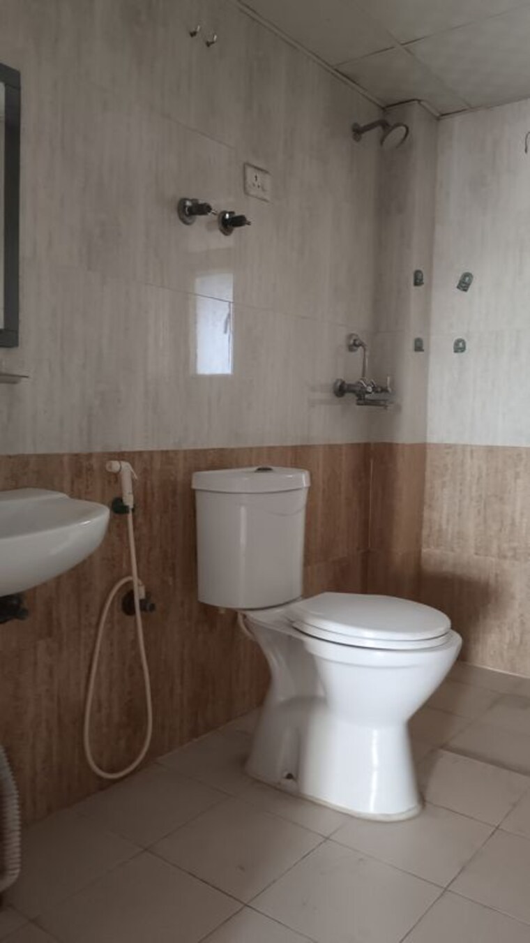 Bathroom, saviour-park 3.5 Bedroom 1800 Sq.Ft. Apartment In Mohan Nagar Ghaziabad 10723899