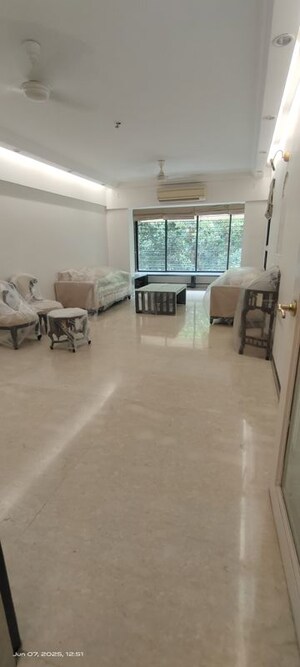 Living Room in 4 BHK Apartment at Pali Hill – for Rent
