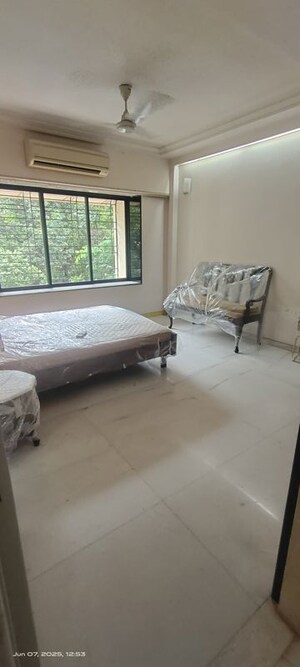 Bedroom in 4 BHK Apartment at Pali Hill – for Rent