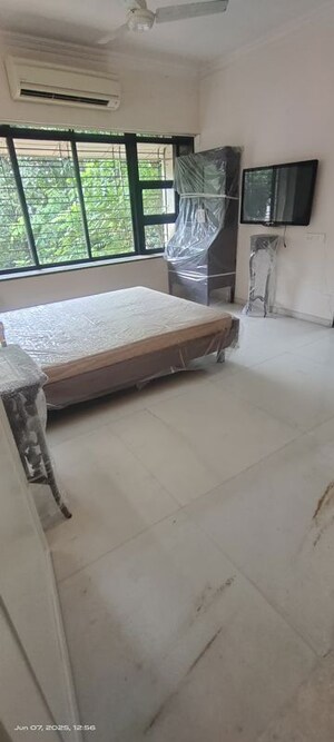 Bedroom in 4 BHK Apartment at Pali Hill – for Rent