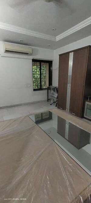 Room in 4 BHK Apartment at Pali Hill – for Rent