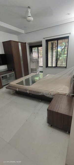 Room in 4 BHK Apartment at Pali Hill – for Rent