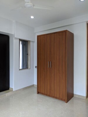Room in 4 BHK Apartment at Khar West – for Rent