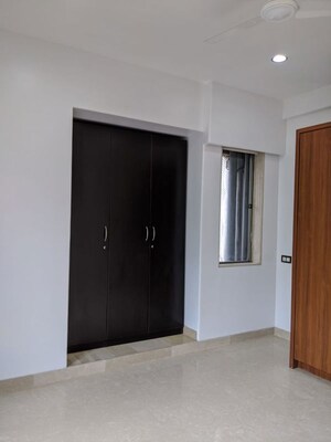 Room in 4 BHK Apartment at Khar West – for Rent