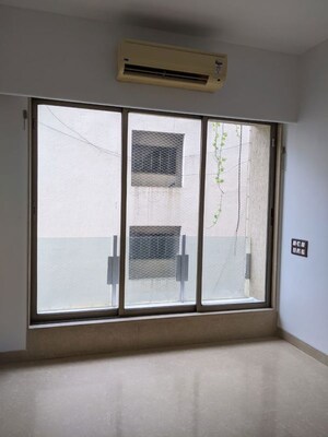 Room in 4 BHK Apartment at Khar West – for Rent