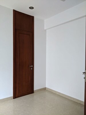 Room in 4 BHK Apartment at Khar West – for Rent