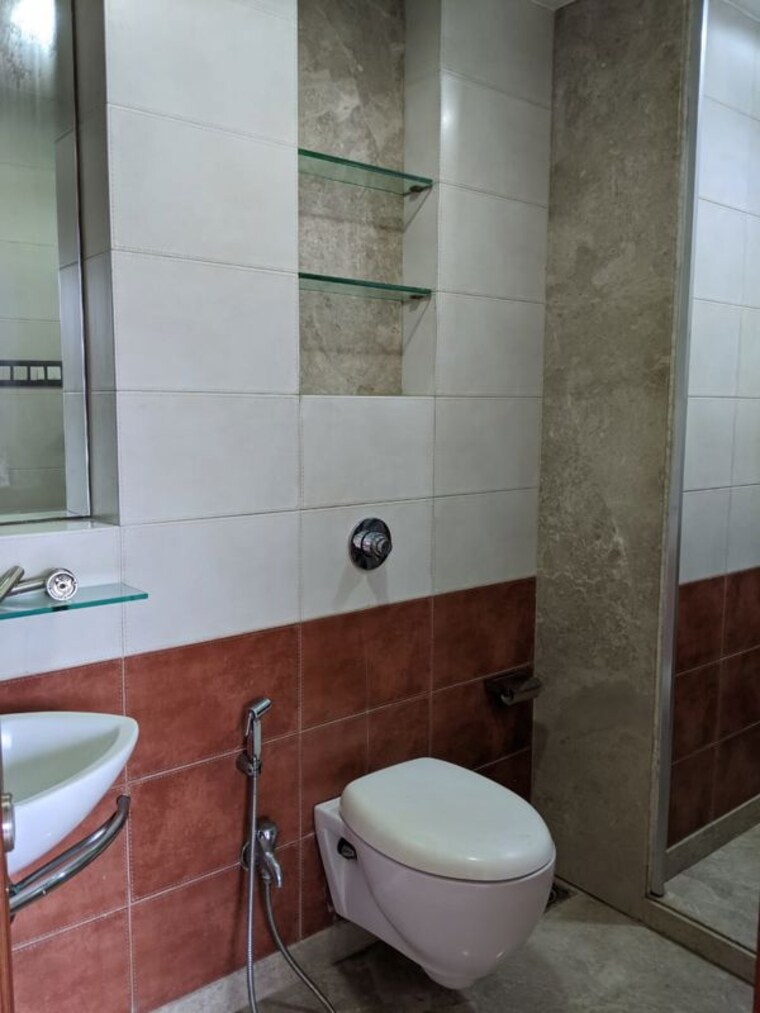 Bathroom, khar west 4 Bedroom 2000 Sq.Ft. Apartment In Khar West Mumbai 10723955