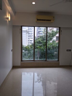 Room in 4 BHK Apartment at Khar West – for Rent