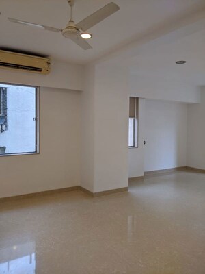 Room in 4 BHK Apartment at Khar West – for Rent