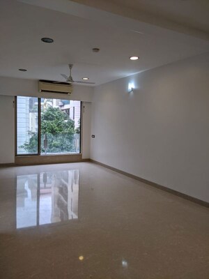 Room in 4 BHK Apartment at Khar West – for Rent