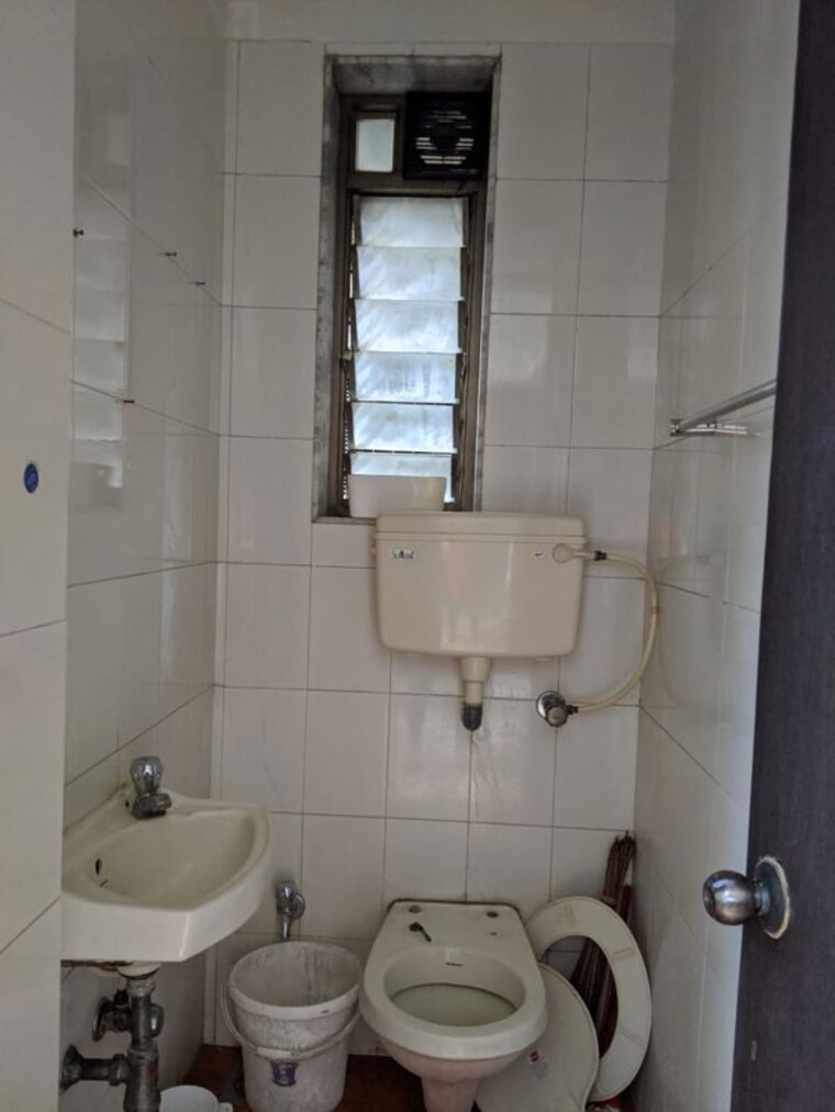 Bathroom, khar west 4 Bedroom 2000 Sq.Ft. Apartment In Khar West Mumbai 10723955