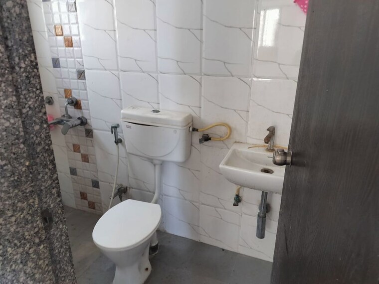 Bathroom, kumar-urban-shantiniketan-phase-2 2 Bedroom 1000 Sq.Ft. Apartment In Baner Pune 10723959