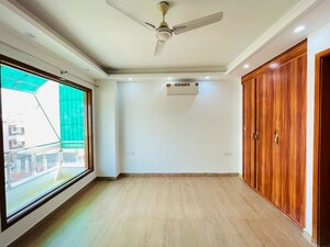 Room in 3 BHK Builder Floor at Sector 57 – for Rent