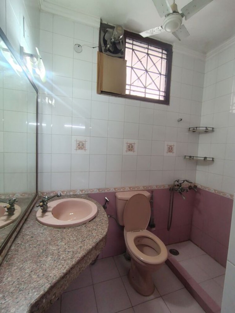 Bathroom, malviya nagar 3 Bedroom 2000 Sq.Ft. Builder Floor In Malviya Nagar Delhi 10723957
