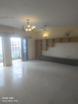 Room in 4 BHK Apartment at DLF The Pinnacle, Dlf Phase V – for Rent