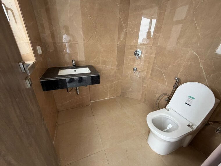 Bathroom, smart-world-orchard 2.5 Bedroom 1185 Sq.Ft. Apartment In Sector 61 Gurgaon 10724028