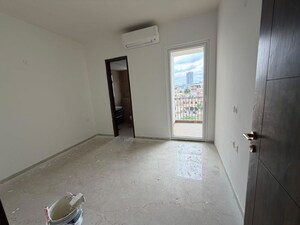 Room in 2.5 BHK Apartment at Smart World Orchard, Sector 61 – for Sale