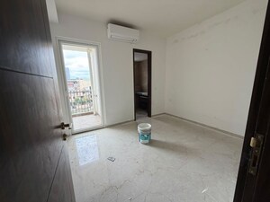 Room in 2.5 BHK Apartment at Smart World Orchard, Sector 61 – for Sale