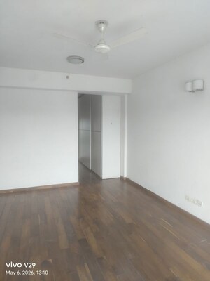 Room in 4 BHK Apartment at DLF The Royalton Tower, Dlf Phase V – for Rent