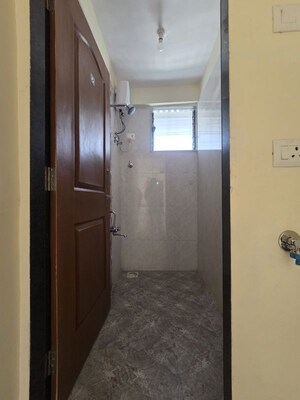 Furnished Amenities in 1 BHK Apartment at Malad East – for Rent