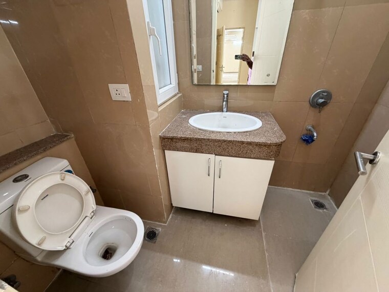 Bathroom, emaar-emerald-estate 2.5 Bedroom 1020 Sq.Ft. Apartment In Sector 65 Gurgaon 10724086