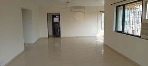 Room in 4 BHK Apartment at Avinash House, Khar West – for Rent