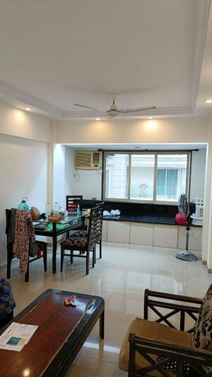 Team Area in 4 BHK Apartment at Avinash House, Khar West – for Rent