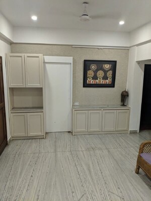 Room in 2 BHK Apartment at Khar West – for Rent