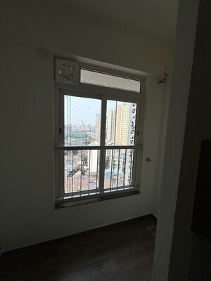 Room in 2 BHK Apartment at Kalpataru Vivant, Jogeshwari East – for Rent