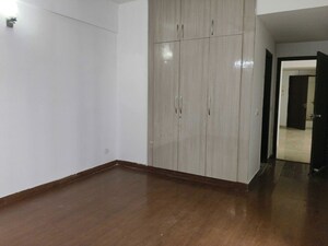 Room in 3 BHK Builder Floor at Sector 21 – for Rent
