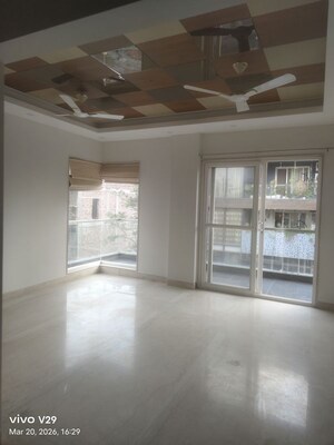Room in 5 BHK Apartment at Pioneer Park Presidia, Sector 62 – for Rent