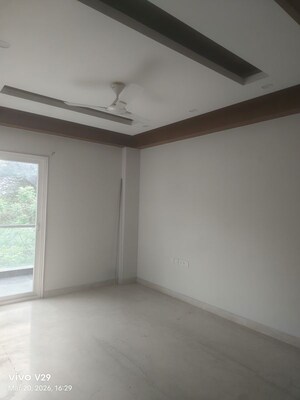 Room in 5 BHK Apartment at Pioneer Park Presidia, Sector 62 – for Rent
