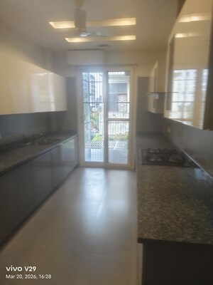 Room in 5 BHK Apartment at Pioneer Park Presidia, Sector 62 – for Rent