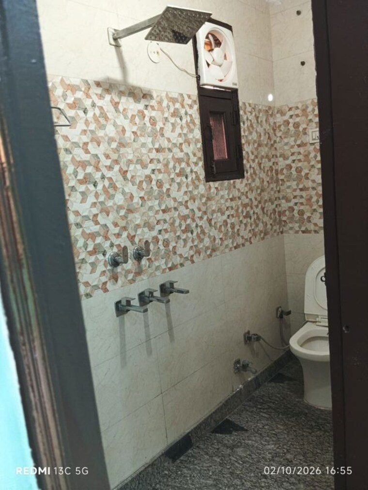Bathroom, rohini sector 25 2 Bedroom 400 Sq.Ft. Builder Floor In Rohini Sector 25 Delhi 10724343